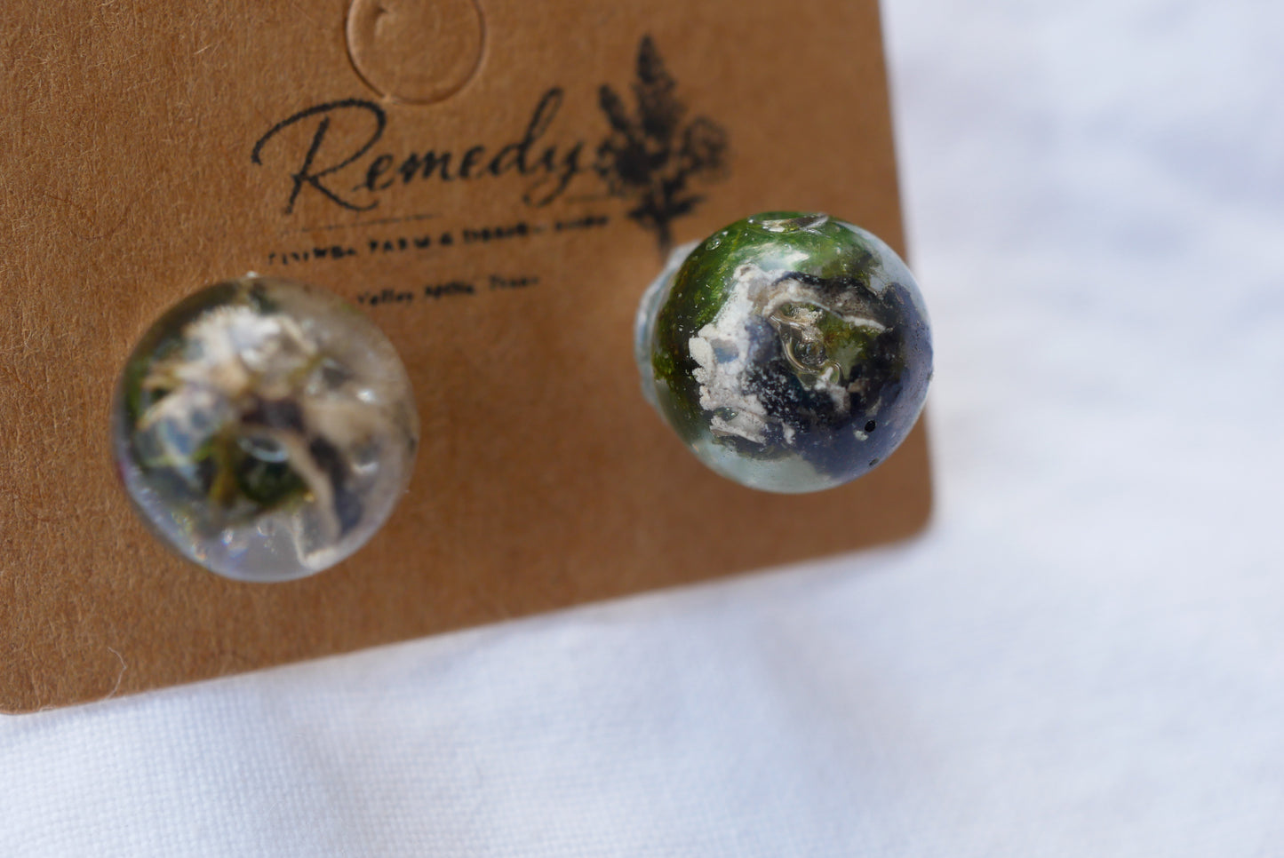 Dried moss spherical studs
