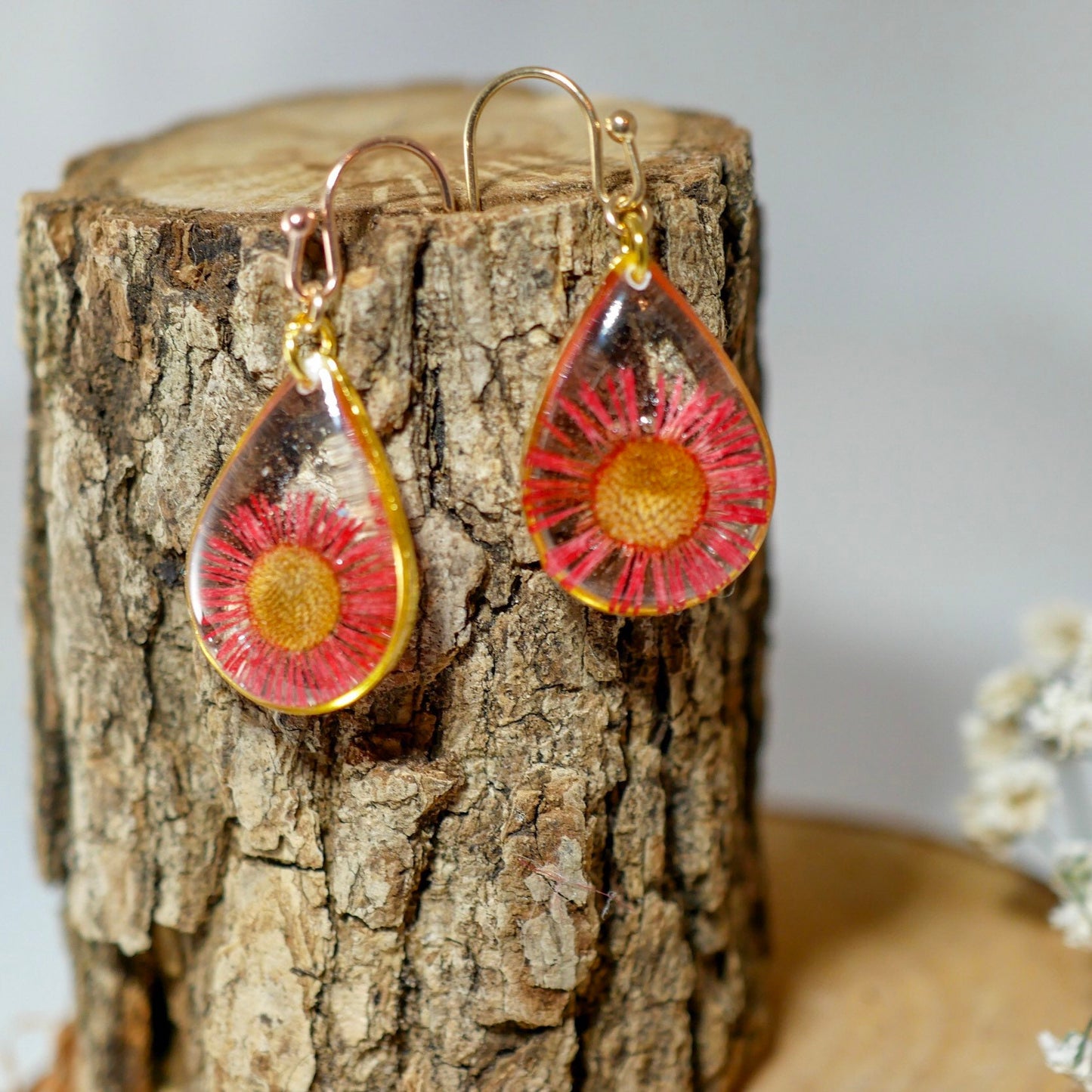 Pressed flower earrings, red daisy earrings, real flower jewelry, botanical dangles, Nature terrarium earrings, dainty flower drops