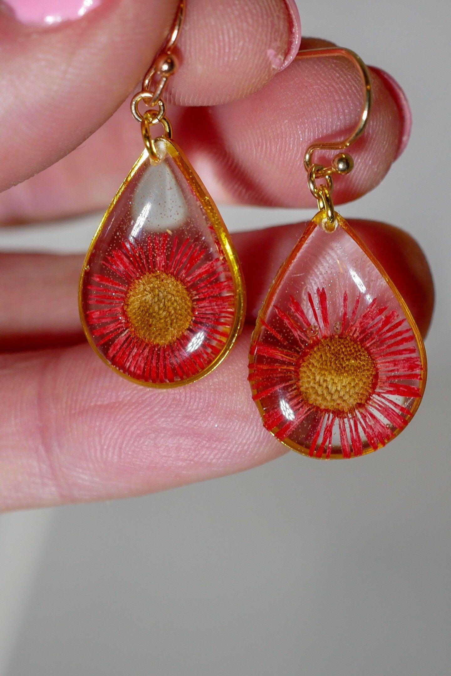 Pressed flower earrings, red daisy earrings, real flower jewelry, botanical dangles, Nature terrarium earrings, dainty flower drops