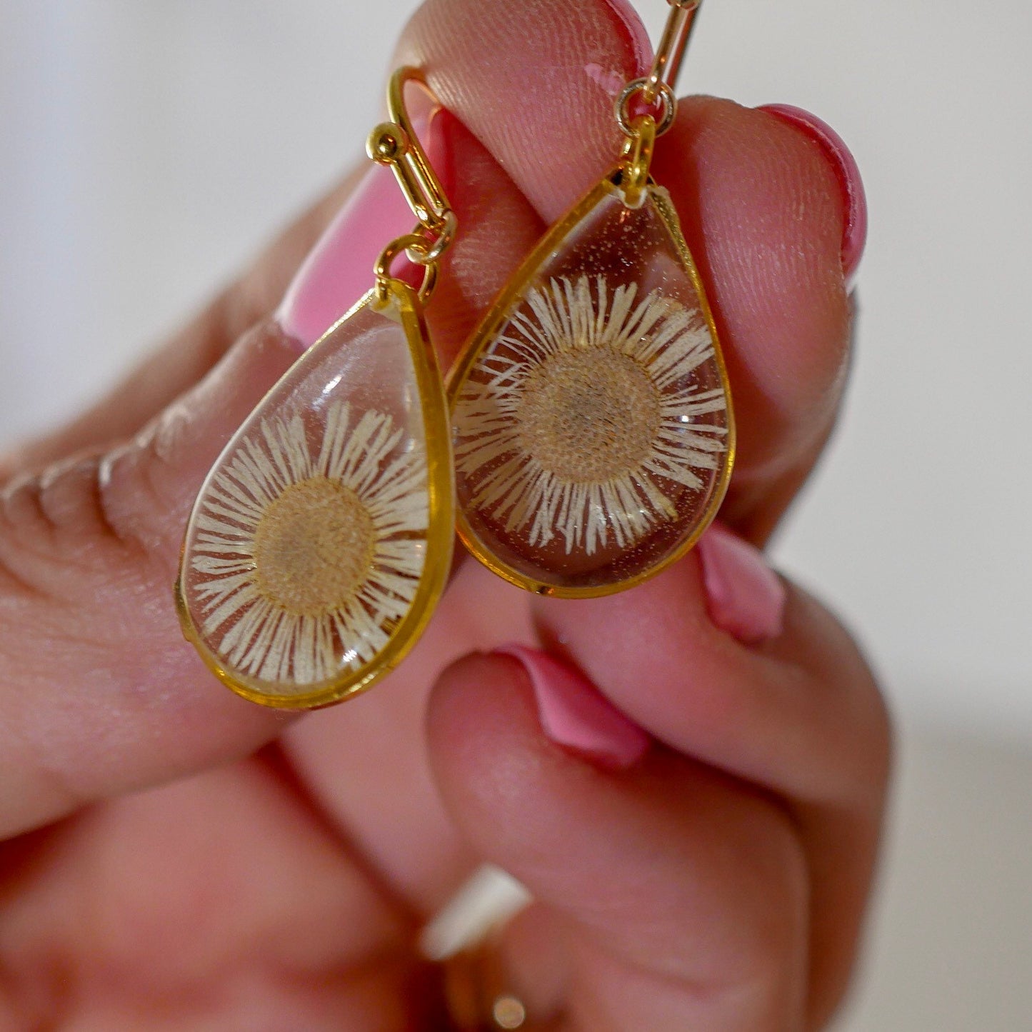 Pressed flower daisy earrings, real flowers,  gold dangles, Nature terrarium earrings, dainty flower teardrop English Daisies, teardrop