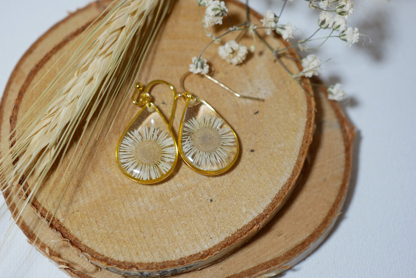 Pressed flower daisy earrings, real flowers,  gold dangles, Nature terrarium earrings, dainty flower teardrop English Daisies, teardrop