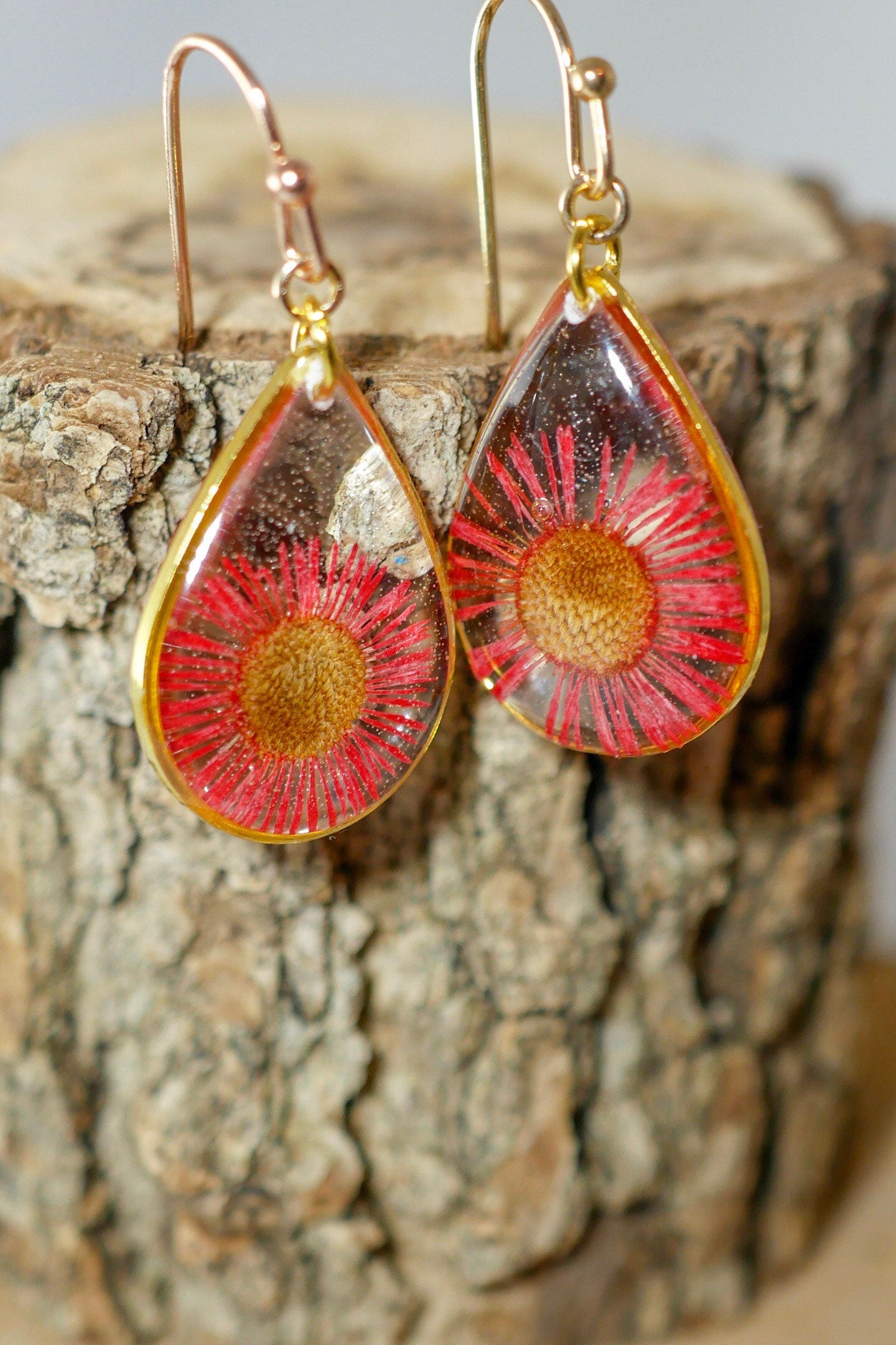 Pressed flower earrings, red daisy earrings, real flower jewelry, botanical dangles, Nature terrarium earrings, dainty flower drops