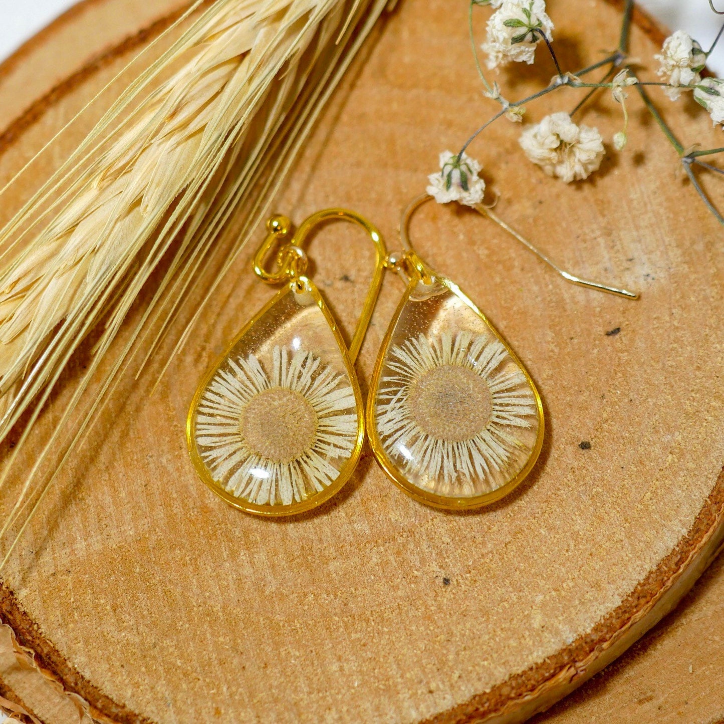 Pressed flower daisy earrings, real flowers,  gold dangles, Nature terrarium earrings, dainty flower teardrop English Daisies, teardrop