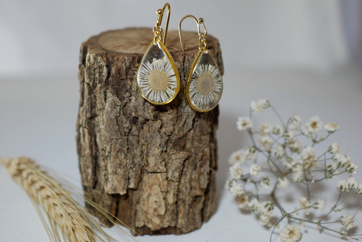 Pressed flower daisy earrings, real flowers,  gold dangles, Nature terrarium earrings, dainty flower teardrop English Daisies, teardrop