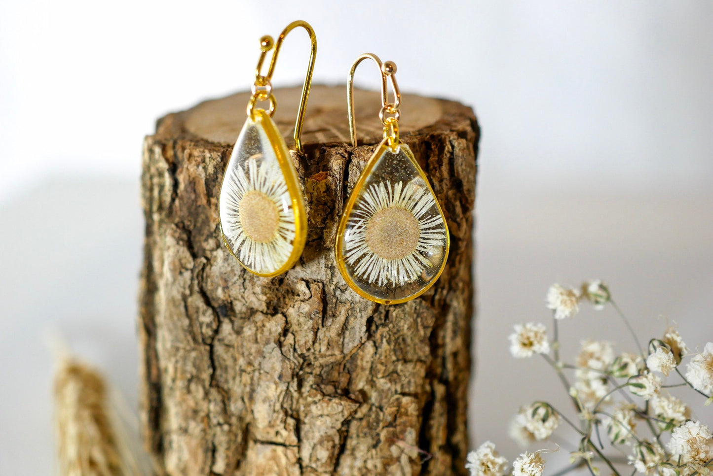 Pressed flower daisy earrings, real flowers,  gold dangles, Nature terrarium earrings, dainty flower teardrop English Daisies, teardrop