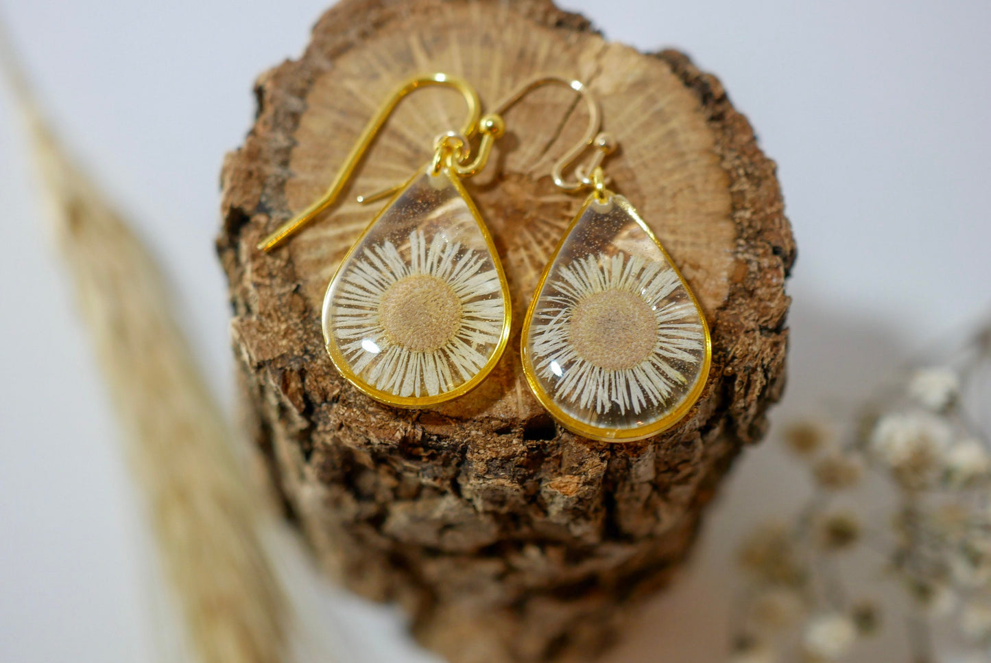 Pressed flower daisy earrings, real flowers,  gold dangles, Nature terrarium earrings, dainty flower teardrop English Daisies, teardrop