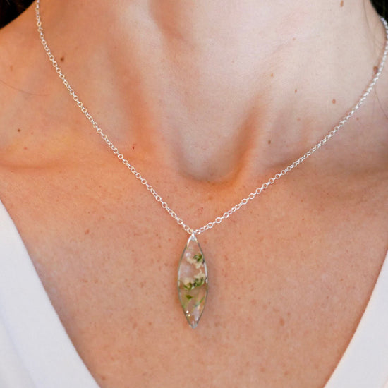Dainty Real Babys Breath ellipse necklace, pressed flower jewelry, Real babys breath, Wedding flower necklace, bridal jewelry