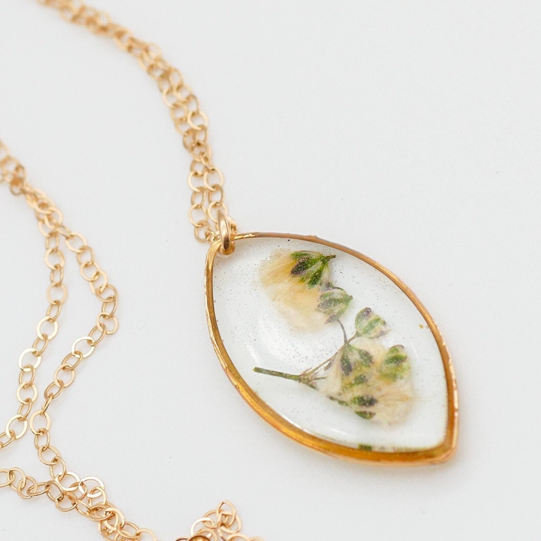 Tiny Babys Breath Necklace, Real flower necklace, Pressed flower jewelry, Bridal flower necklace, Botanical jewelry, gypsophila necklace