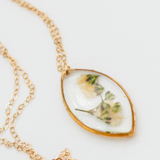 Tiny Babys Breath Necklace, Real flower necklace, Pressed flower jewelry, Bridal flower necklace, Botanical jewelry, gypsophila necklace