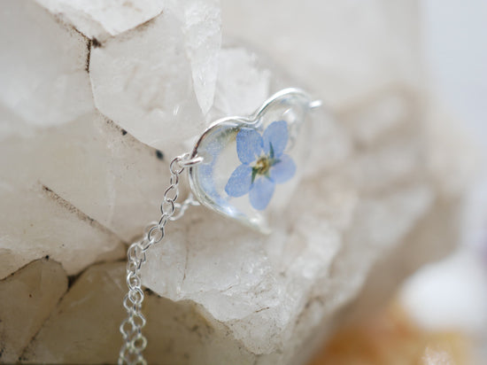 Forget me not heart necklace, gold heart jewelry, pressed flower heart necklace, dainty flower necklace, memorial flower jewelry, sterling