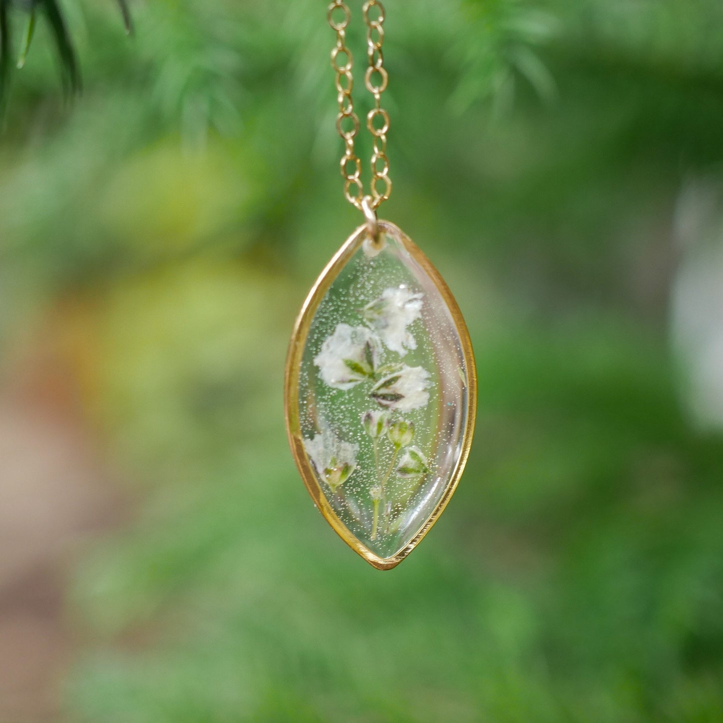 Tiny Babys Breath Necklace, Real flower necklace, Pressed flower jewelry, Bridal flower necklace, Botanical jewelry, gypsophila necklace