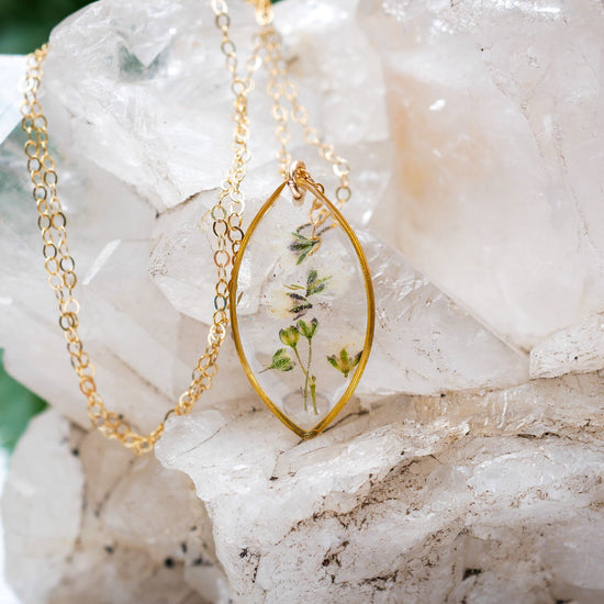Tiny Babys Breath Necklace, Real flower necklace, Pressed flower jewelry, Bridal flower necklace, Botanical jewelry, gypsophila necklace