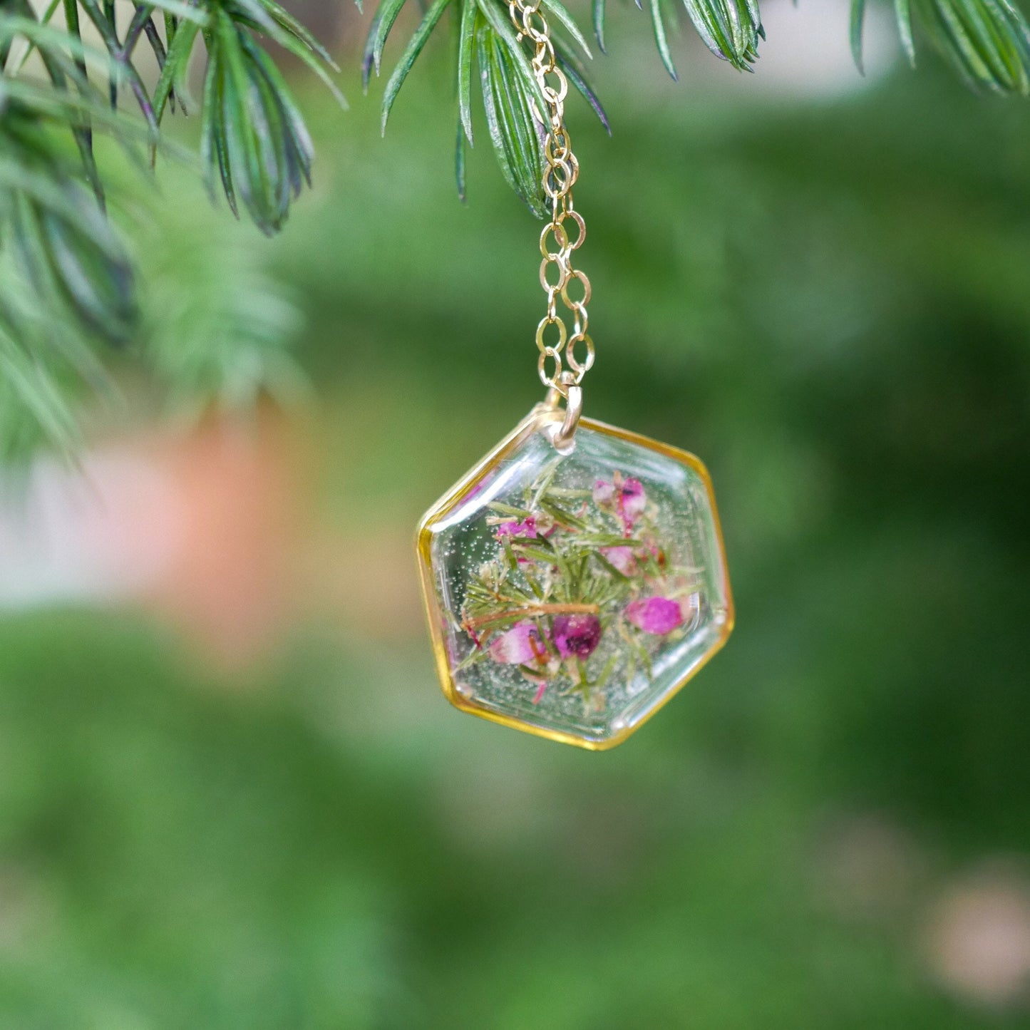 Pressed Heather dainty necklace, Flowers in resin, Botanical hexagon necklace, minimal flower, pressed flower jewelry