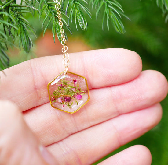 Pressed Heather dainty necklace, Flowers in resin, Botanical hexagon necklace, minimal flower, pressed flower jewelry