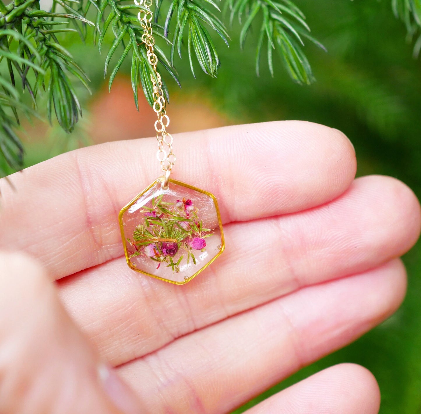 Pressed Heather dainty necklace, Flowers in resin, Botanical hexagon necklace, minimal flower, pressed flower jewelry