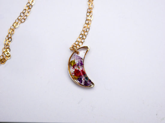 Tiny pressed flower crescent moon necklace, dainty flower jewelry, real flower jewelry, pressed flower necklace, dainty moon necklace
