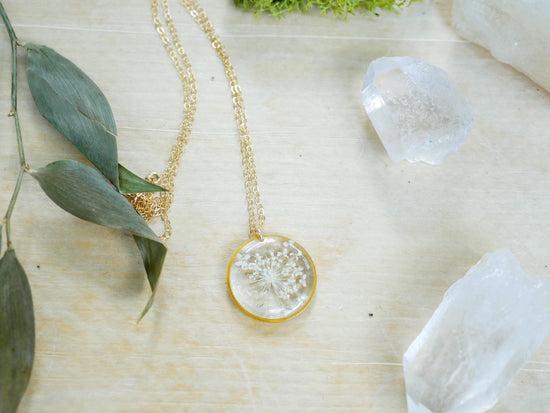 Queen Annes Lace necklace, Pressed flower jewelry, Wedding flower necklace, Dainty flower necklace, gold fill flower, botanical jewelry