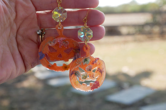 Pressed flower Halloween pumpkin earrings
