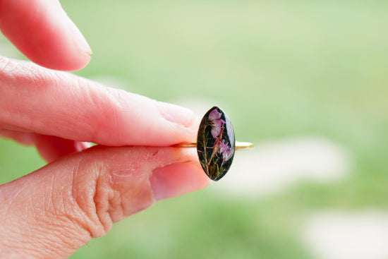 Nature-inspired pressed heather ring – adjustable stainless steel band