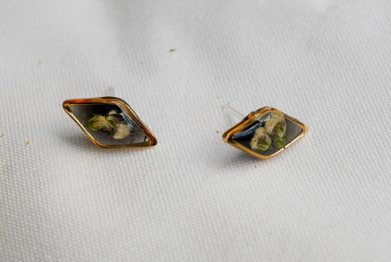 Tiny Baby’s Breath Stud Earrings – Black & White Resin Earrings – Diamond-Shaped Floral Studs – Gold or Silver – Hypoallergenic Gift for Her