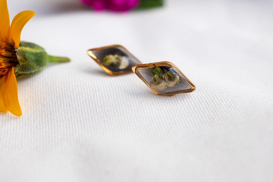 Tiny Baby’s Breath Stud Earrings – Black & White Resin Earrings – Diamond-Shaped Floral Studs – Gold or Silver – Hypoallergenic Gift for Her