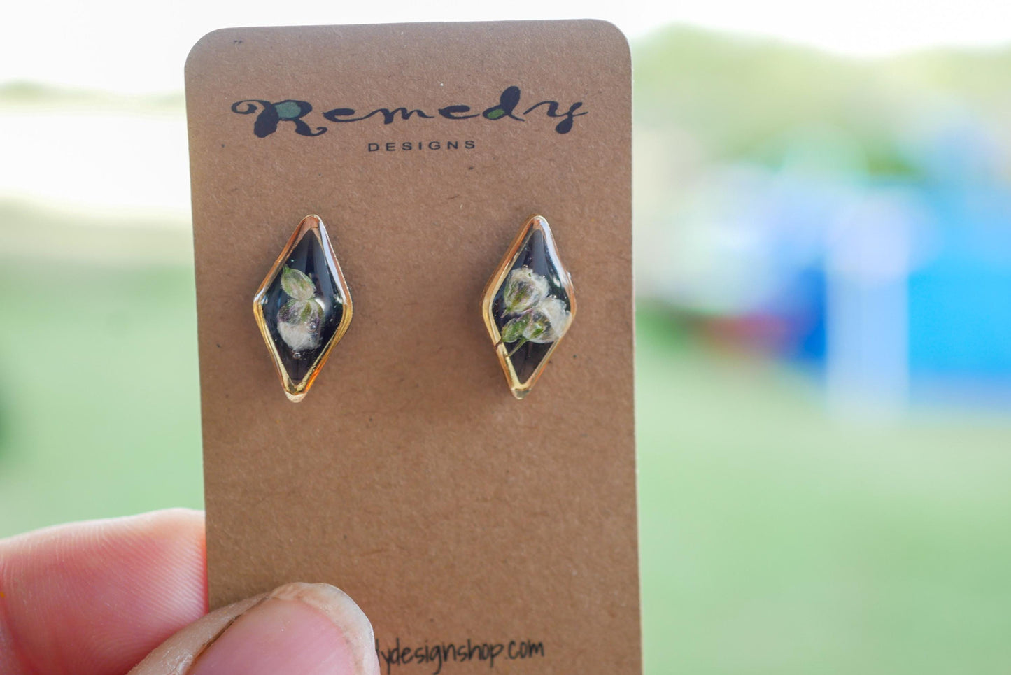 Tiny Baby’s Breath Stud Earrings – Black & White Resin Earrings – Diamond-Shaped Floral Studs – Gold or Silver – Hypoallergenic Gift for Her