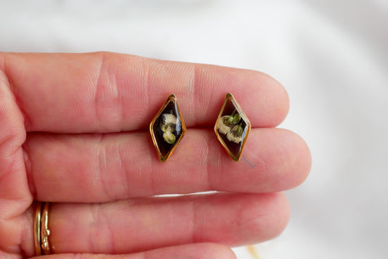 Tiny Baby’s Breath Stud Earrings – Black & White Resin Earrings – Diamond-Shaped Floral Studs – Gold or Silver – Hypoallergenic Gift for Her
