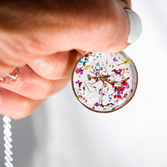 Load image into Gallery viewer, Pressed Flowers in resin Necklace, Pressed flower jewelry, Queen annes lace, preserved nature terrarium pendant, Flower confetti
