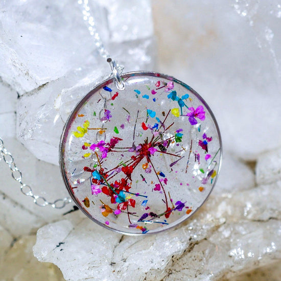 Pressed Flowers in resin Necklace, Pressed flower jewelry, Queen annes lace, preserved nature terrarium pendant, Flower confetti