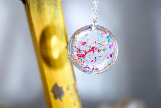 Load image into Gallery viewer, Pressed Flowers in resin Necklace, Pressed flower jewelry, Queen annes lace, preserved nature terrarium pendant, Flower confetti
