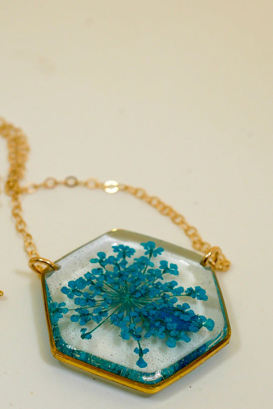 Load image into Gallery viewer, Queen Annes Lace necklace, Pressed flower jewelry, Wedding flower necklace, blue flower necklace, botanical terrarium pendant
