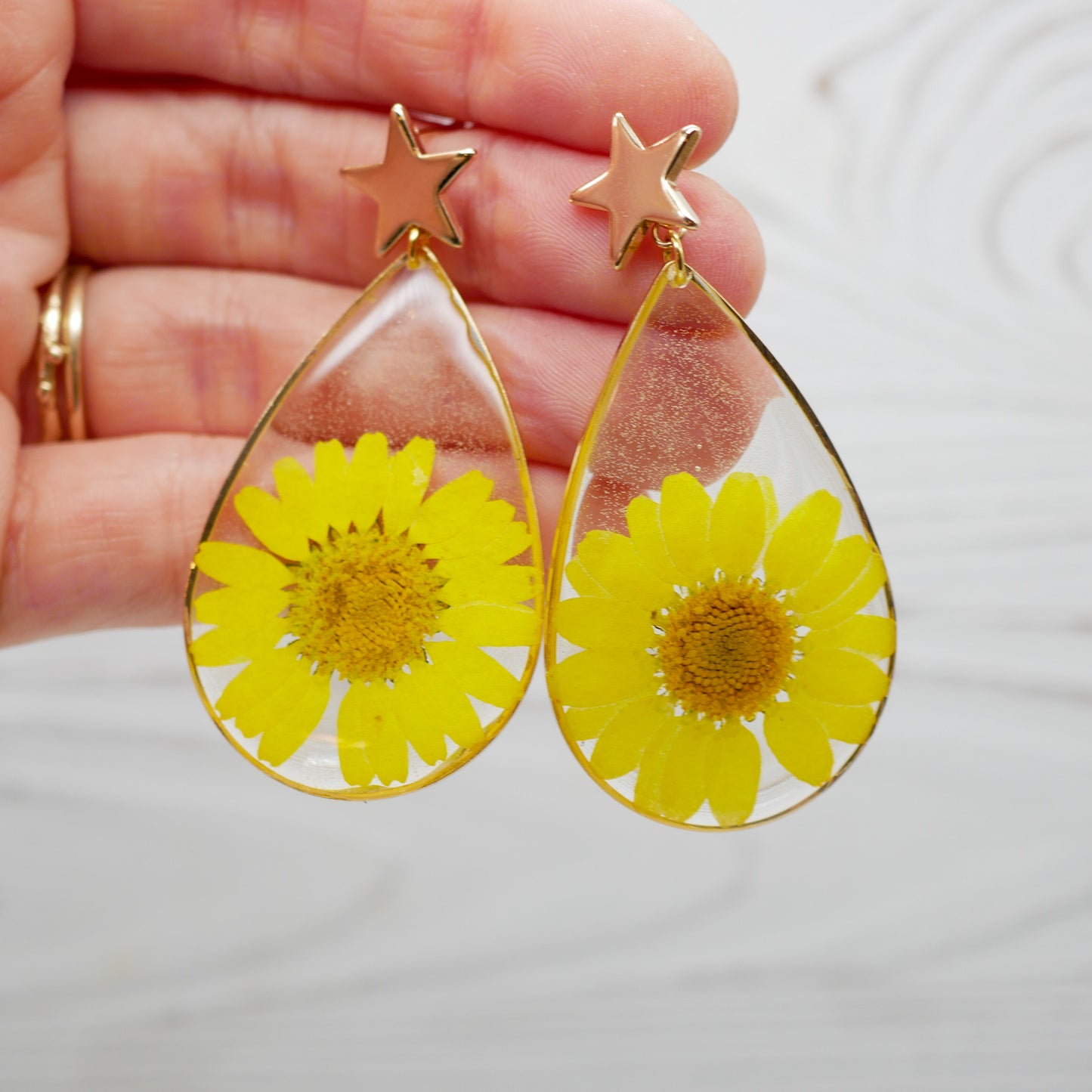 Load image into Gallery viewer, Pressed Daisy Falling Star earrings
