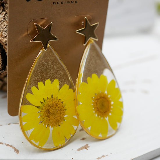 Load image into Gallery viewer, Pressed Daisy Falling Star earrings
