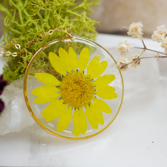 Load image into Gallery viewer, Yellow Daisy necklace
