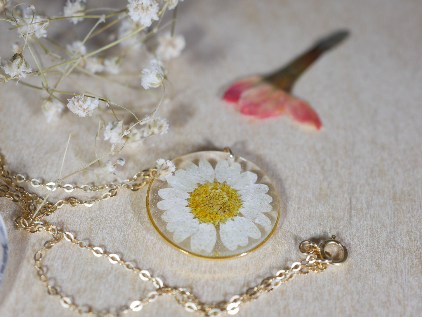 Daisy Flower Horizontal Charm Necklace – Perimade & Co.